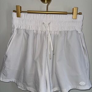 SSCO Women's White Drawstring Active Shorts medium